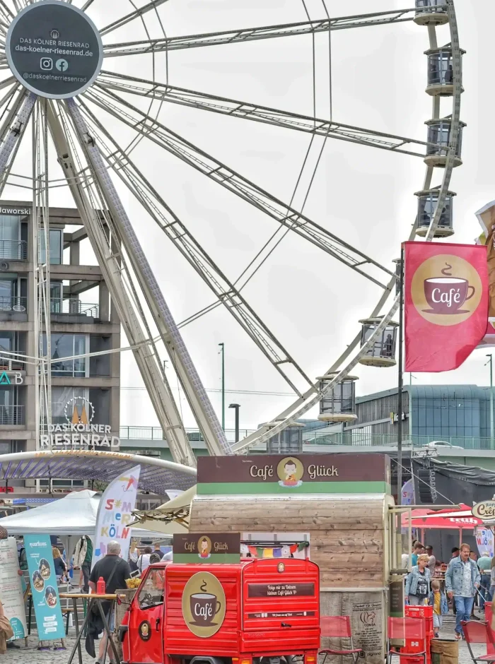 Café Glück auf dem Flohmarkt vor dem Schokoladenmuseum mit Riesenrad im Hintergrund